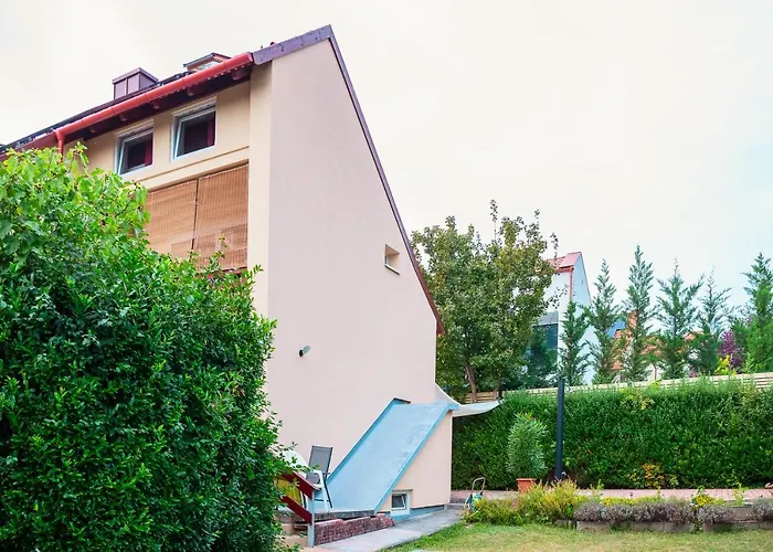 Illyes Vendeghaz بيت للعطل